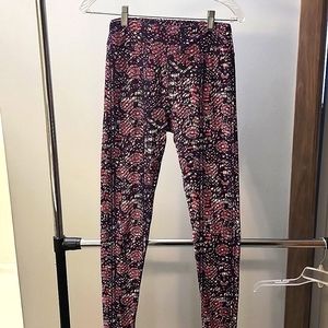REDUCED!!  FALL CLEARANCE!!  LULAROE LEGGINGS... OS... Very Pretty!!